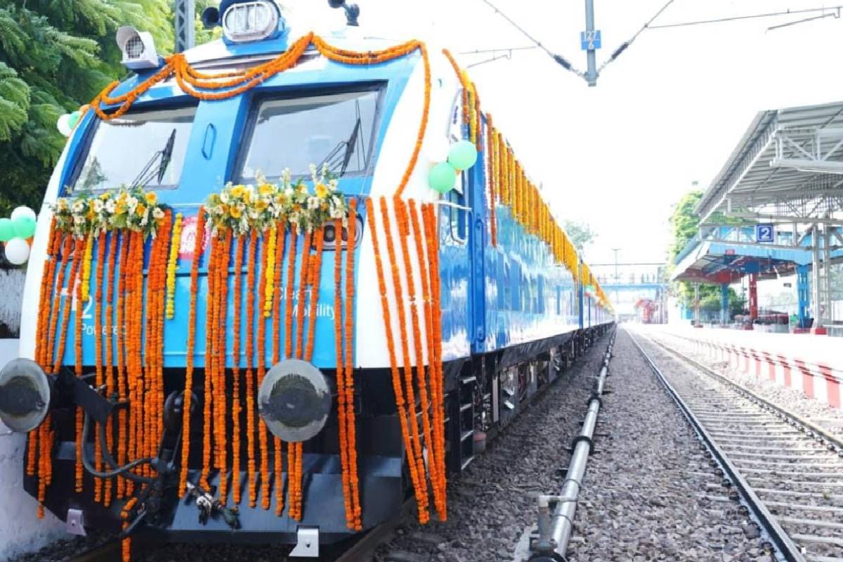இந்தியாவின் ரயில்வே வரலாற்றில் புதிய மைல்கல்: ஹைட்ரஜன் ரயில் அறிமுகம் | Indias First Hydrogen Train Flagged Off By Pm இந்தியாவின் ரயில்வே வரலாற்றில் புதிய மைல்கல்: ஹைட்ரஜன் ரயில் அறிமுகம் | Indias First Hydrogen Train Flagged Off By Pm