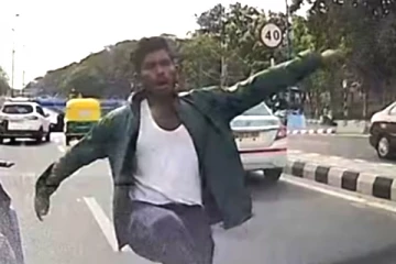 இஸ்ரோ விஞ்ஞானியைத் தாக்கிய ஸ்கூட்டர் ரைடர்; சாலையில் கார் மீது மோதிய சம்பவம்