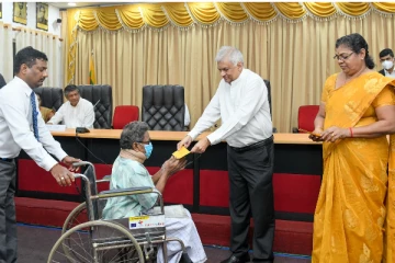 வடக்கில் மீள்குடியேற்ற மக்களுக்கு நிதி உதவி - காணி உறுதிப் பத்திரங்கள் கையளிப்பு
