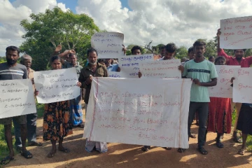 குடமுருட்டி குளத்தினை இரண்டாக பிரிக்க வேண்டாம் என தெரிவித்து கவனயீர்ப்பு போராட்டம்