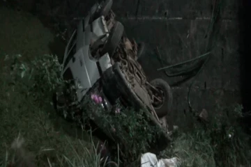 வேக கட்டுப்பாட்டை இழந்த வான் 20 அடி பள்ளத்தில் விழுந்து விபத்து! : ஒன்பது பேர் படுகாயம் (Video)