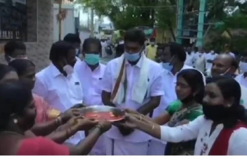 சமூக இடைவெளியின்றி கூட்டத்தோடு சென்ற அதிமுக சட்டமன்ற உறுப்பினரால் பரபரப்பு