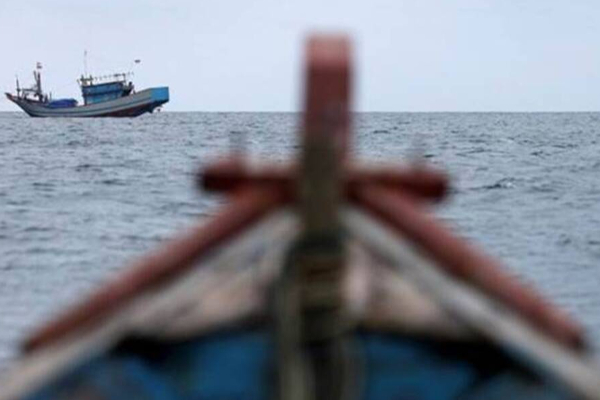சூறாவளியால் கவிழ்ந்தது இழுவைப் படகு -ஐந்து மீனவர்கள் மாயம் | Multi Day Trawler Capsizes 5 Missing
