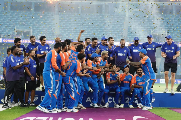 வெற்றி பெற்றும்... பாகிஸ்தான் அமைச்சர் கையில் இருந்து பெற மறுத்த இந்திய அணி | Acc Chief Naqvi Take Asia Cup Trophy To Room