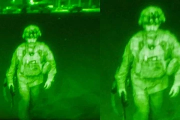 ஆப்கானிஸ்தானில் இருந்து வெளியேறிய கடைசி ராணுவ வீரர்- வைரலாகும் புகைப்படம்