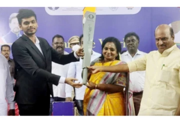 செஸ் ஒலிம்பியாட் ஜோதியை பெற்றுக்கொண்டார் புதுச்சேரி துணை நிலை ஆளுநர் தமிழிசை சவுந்தரராஜன்