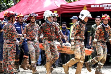 நாயை கட்டிப்பிடித்தபடி உயிரிழந்த நபர்; மலேசியாவில் நிலச்சரிவில் சிக்கி 26 பேர் பலி