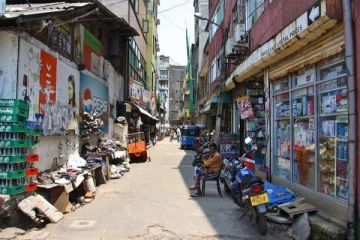 வீடு வீடாகச் சென்று சோதனை நடத்தும் குழுவினர்