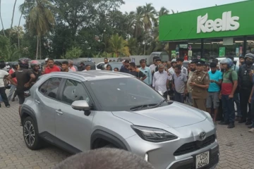 කරන්දෙණියේ සුද්දා ඝාතකයන් ප්‍රවාහනයට ලක්ෂ 65ක් දී බසයක් අරන් - අකුරේගොඩ ඝාතනයේ තවත් තොරතුරු එළියට