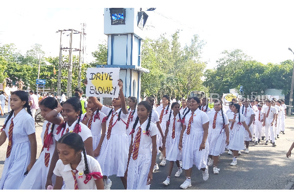 வீதிப் பாதுகாப்பு வாரத்தையொட்டி வவுனியாவில் மாணவர்கள் பேரணி | Road Safety Week Students Rally In Vavuniya