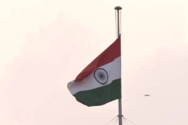 ராணி எலிசபெத் மறைவு :அரைக்கம்பத்தில் இந்திய தேசிய கொடி | Queen Elizabeth Flag Flying At Half ராணி எலிசபெத் மறைவு :அரைக்கம்பத்தில் இந்திய தேசிய கொடி | Queen Elizabeth Flag Flying At Half