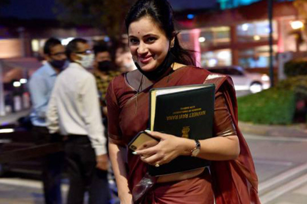 கருணாஸ் பட நாயகிக்கு பிடிவாரண்ட் - பிண்னனி என்ன? | Warrant For Navneet Rana Mp