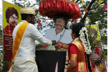 யாழில் தியாக தீபம் திலீபனின் நினைவுத் தூபியின் முன்பு திருமணம் செய்த தம்பதியினர் (படங்கள்)