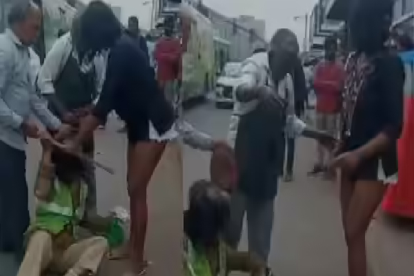 அரைகுறை ஆடையுடன் தெருவில் இளம்பெண் - அட்வைஸ் செய்த போலீஸூக்கு கொடூரம் | Woman Assaulting Home Guard Bengaluru