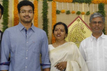 தளபதி விஜயின் அப்பா மற்றும் அம்மாவுடன் பிரபல நடிகர்! எங்கு சென்றுள்ளனர் பாருங்க..