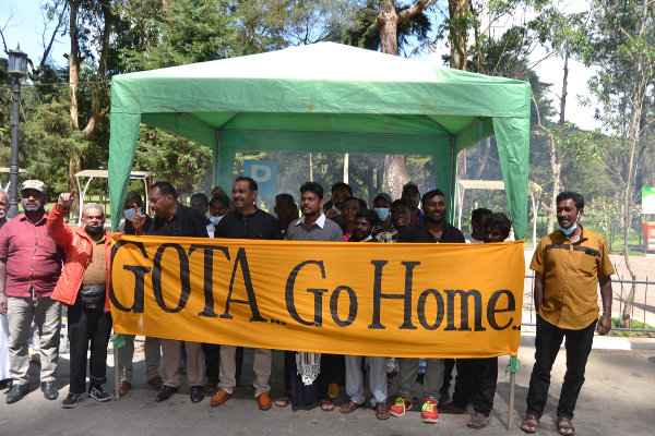 ராஜபக்ஷக்களுக்கு எதிரான கோசங்களுடன் புதுவருட தினத்திலும் வீதியில் மக்கள்! - ஐபிசி தமிழ்