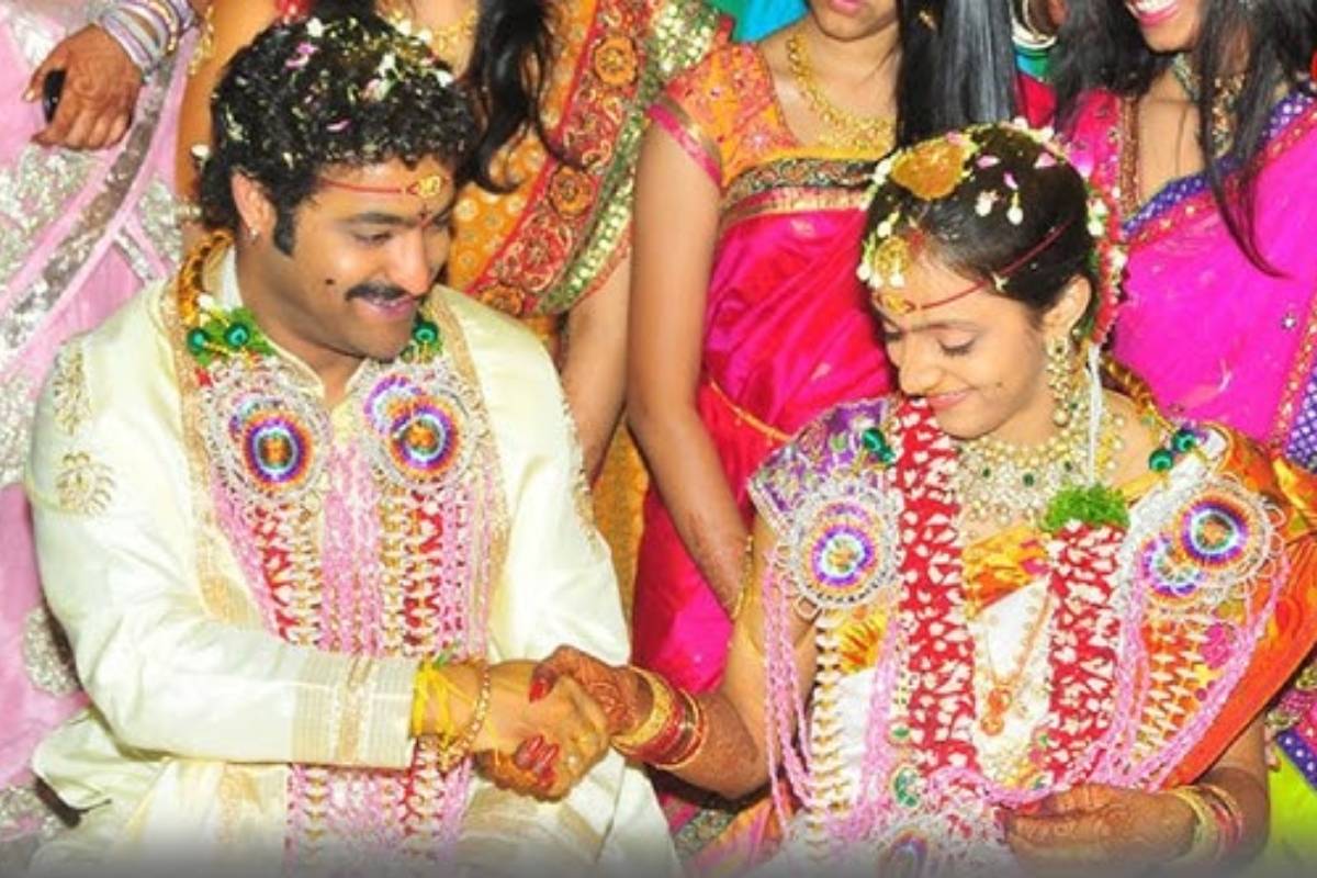 17 வயது பெண்ணுடன் நிச்சயம்!! ரூ. 100 கோடி பட்ஜெட்டில் திருமணத்தை முடித்த டாப் ஸ்டார்... | Actor Engaged With 17 Yr Old Girl Wedding Budget 17 வயது பெண்ணுடன் நிச்சயம்!! ரூ. 100 கோடி பட்ஜெட்டில் திருமணத்தை முடித்த டாப் ஸ்டார்... | Actor Engaged With 17 Yr Old Girl Wedding Budget