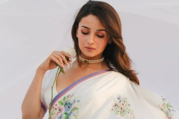 நடிகை ஆலியா பட் சேலையில் அசத்தலான ஸ்டில்கள்