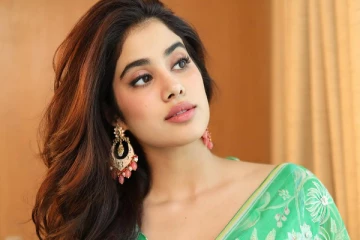 எல்லைமீறும் ஸ்ரீதேவி மகள் ஜான்வி.. விருது விழாவுக்கு எப்படி ஒரு உடையில்  வந்திருக்கிறார் பாருங்க