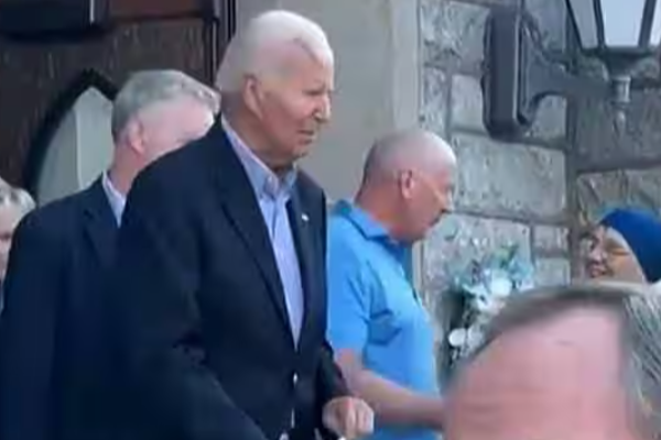 தலையில் பெரிய தழும்புடன் அமெரிக்காவின் முன்னாள் ஜனாதிபதி | Former Us President Appears With Large Scar