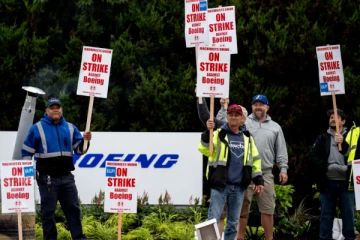 அமெரிக்காவில் வேலைநிறுத்தத்தில் குதித்த முக்கிய விமான நிறுவன ஊழியர்கள்