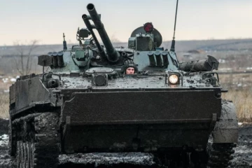 ரஷிய பீரங்கியை தாக்கிய உக்ரைன் இளம்பெண்