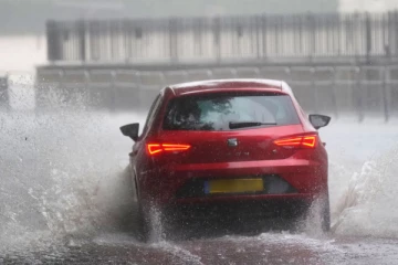 கொட்டித்தீர்க்கும் மழை; தவிக்கும் பிரித்தானிய மக்கள்!