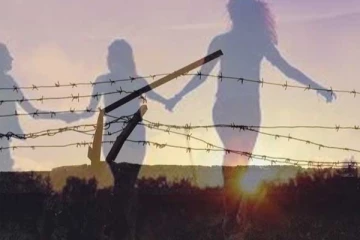 දැරියන් තිදෙනෙක් පැනයයි..!