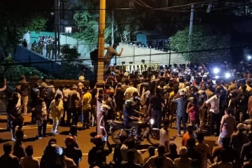 அதிபர் ராஜபக்சே வீடு முற்றுகை...வீதியில் இறங்கிய பொதுமக்கள் - இலங்கையில் தொடர் பதற்றம்..!