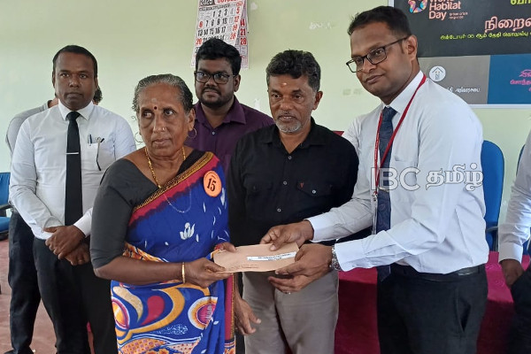 மட்டக்களப்பில் 27 பேருக்கு 4.05 மில்லியன் பெறுமதியான காசோலைகள் | Cheques Worth 4 05 Million For 27 Individuals