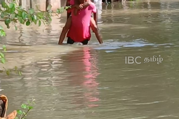 திருகோணாமலையில் கர்ப்பிணி தாய்மார்களை பாதுகாப்பாக அழைத்து சென்ற ஹெலிகெப்டர்! | Submerged Villages In Trinco Transport By Boat திருகோணாமலையில் கர்ப்பிணி தாய்மார்களை பாதுகாப்பாக அழைத்து சென்ற ஹெலிகெப்டர்! | Submerged Villages In Trinco Transport By Boat