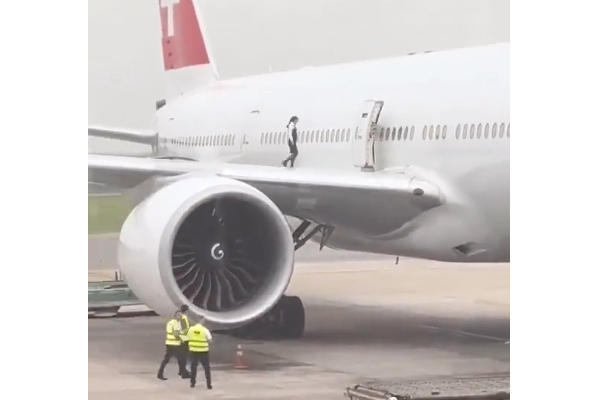 Boeing 777 in Argentina wing dancing