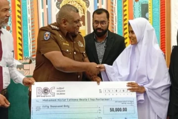 94 வருடங்களின் பின்னர் 9 ஏ சித்தி ; மாணவிக்கு வழங்கப்பட்ட பெரும் மதிப்புள்ள காசோலை