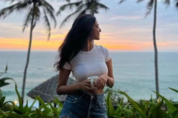 என்ன சிம்ரன் இதெல்லாம்!! இளசுகளின் மனசை கொள்ளையடித்த கேரளத்து பைங்கிளி மாளவிகா..