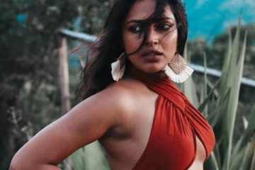 டூபீஸ் ஆடை!! ஆற்றில் குளிக்கும் புகைப்படத்தை பகிர்ந்த நடிகை அமலா பால்..