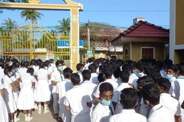 தகவல் தொழில்நுட்ப ஆசிரியரின் இடமாற்றத்திற்கு எதிராக வட்டு. இந்து மாணவர்கள் போர்க்கொடி(Photos)