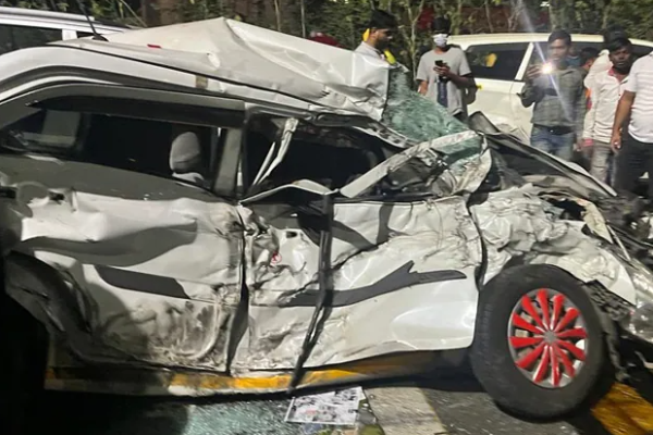 இந்தியாவில் பயங்கர விபத்து.. பற்றி எரிந்த லொறிகளுக்குள் சிக்கிய கார்! | 8 Killed Car Gets Crashed Between 2 Trucks In Pune இந்தியாவில் பயங்கர விபத்து.. பற்றி எரிந்த லொறிகளுக்குள் சிக்கிய கார்! | 8 Killed Car Gets Crashed Between 2 Trucks In Pune