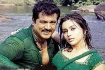 நடிகையின் அந்த இடத்தில் முத்தம் கொடுத்த நடிகர் சரத்குமார்.. வீடியோவை பார்த்து ஷாக்கான சரத்குமாரின் மகன்