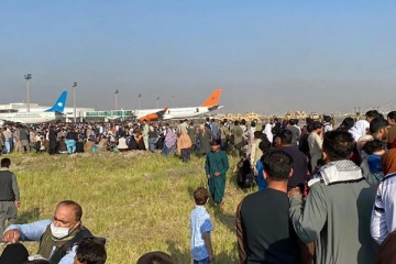 காபூல் விமான நிலையத்தில் அமெரிக்க படைகள் துப்பாக்கிச் சூடு! பீதியில் உறைந்த ஆயிரக்கணக்கான மக்கள்