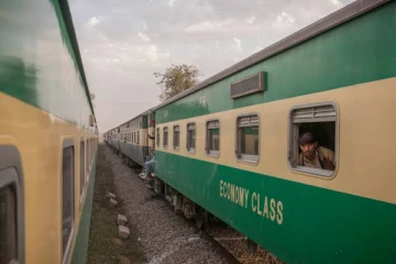 கொரோனா தடுப்பூசி போடாவிட்டால் "சம்பளம் கட்" - ரயில்வே அதிரடி அறிவிப்பு