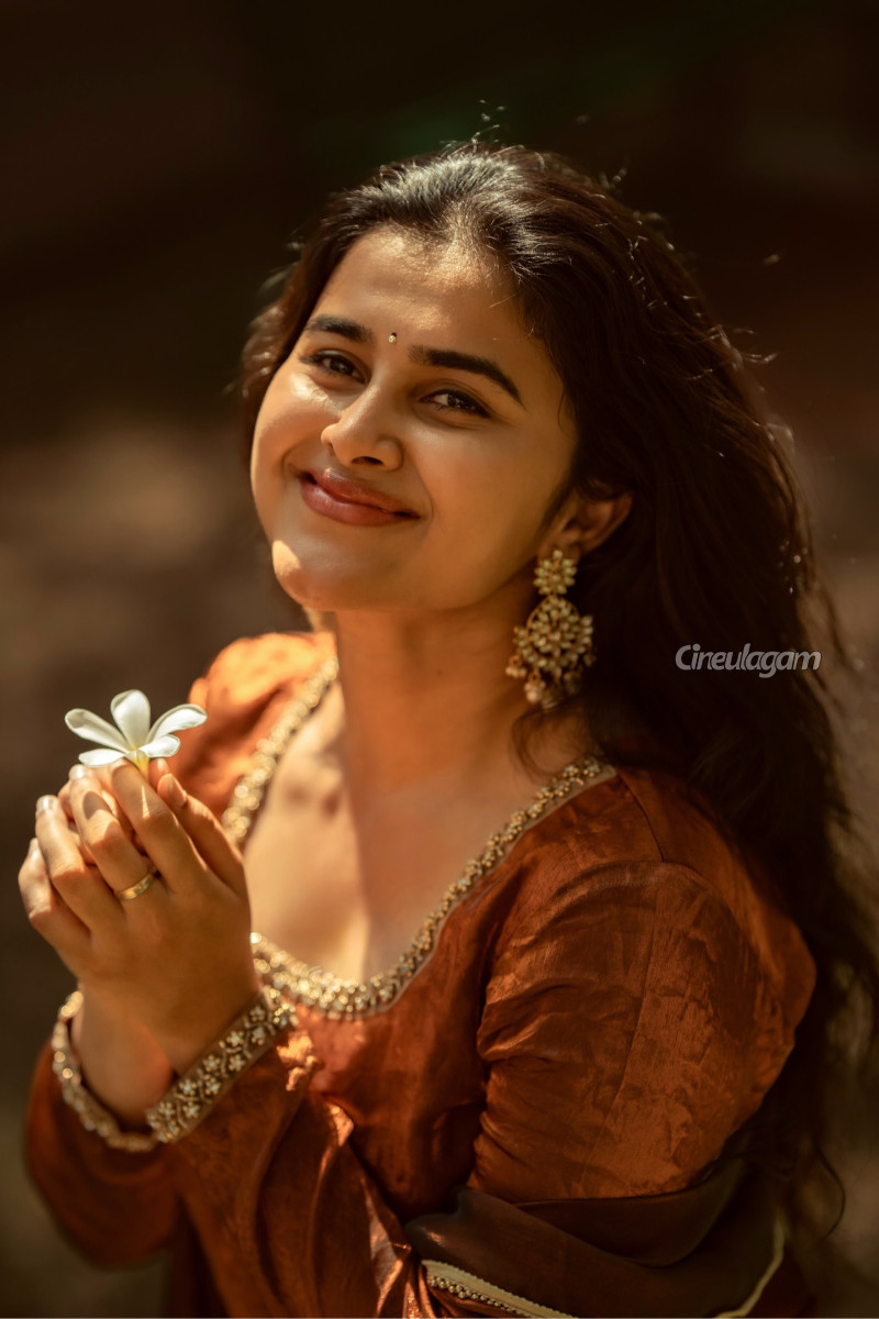 படத்தில் கமிட் ஆன பாண்டியன் ஸ்டோர்ஸ் நடிகை.. சீரியலில் இருந்து விலக போகிறாரா? | Pandian Stores Actress Shalini Debuts In Cinema