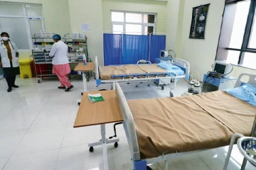 காரில் இருந்து வீசப்பட்ட 10 மாத குழந்தை; தாயின் பரிதாப நிலை