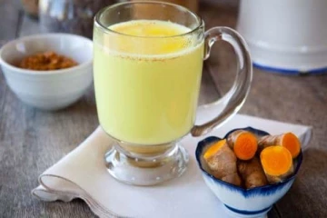 பாலில் சிறிது மஞ்சள், மிளகு சேர்த்து குடிங்க: அதிசயத்தினை கண்கூடாக காண்பீர்கள்