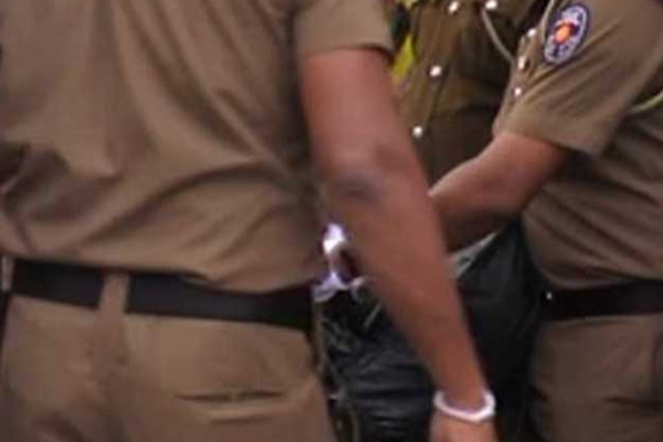 தமிழர் பகுதியொன்றில் வசமாக சிக்கிய பொலிஸ் அதிகாரி ; இரகசிய தகவலால் அம்பலமான விடயம் | Police Officer Trapped In A Tamil Majority Area