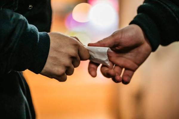 இலங்கையில் பலருக்கு ஏற்பட்டுள்ள ஆபத்து! உங்களுக்கு தெரியாமலேயே நடக்கும் மோசடி | Drug Traffickers Using New System