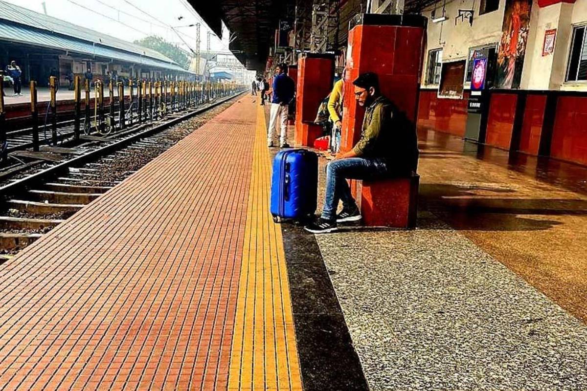 ரயில் நடைமேடைகளில் உள்ள மஞ்சள் கோடுகளுக்கான அர்த்தம் என்ன தெரியுமா? | Do You Know Why Yellow Lines On Railway Platforms