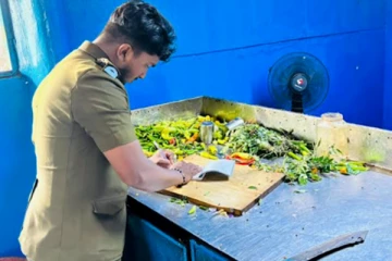 தமிழர் பகுதியில் சுகாதார விதிமுறைகளை மீறி இயங்கிய உணவகம் முற்றுகை