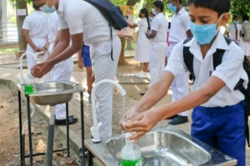 பாடசாலை நாட்களை கட்டுப்படுத்தமுடியாது என்கிறார் சுசில்! மூன்றாக கட்டுப்படுத்த கோருகிறார் ஸ்டாலின்!