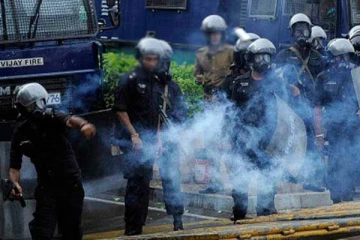 பல்கலைக்கழக கல்விசாரா ஊழியர்கள் போராட்டம் : பொலிஸார் கண்ணீர்ப்புகை பிரயோகம்