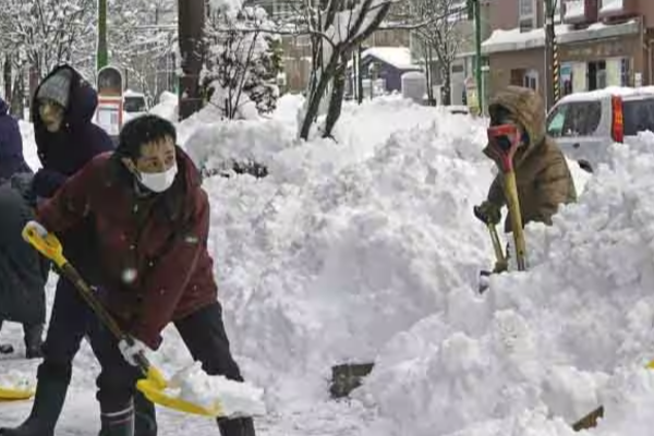 ஜப்பானில் வரலாறு காணாத பனிப்பொழிவு ; இரண்டு வாரங்களில் 30 பேர் பலி | Record Snowfall In Japan 30 Dead ஜப்பானில் வரலாறு காணாத பனிப்பொழிவு ; இரண்டு வாரங்களில் 30 பேர் பலி | Record Snowfall In Japan 30 Dead
